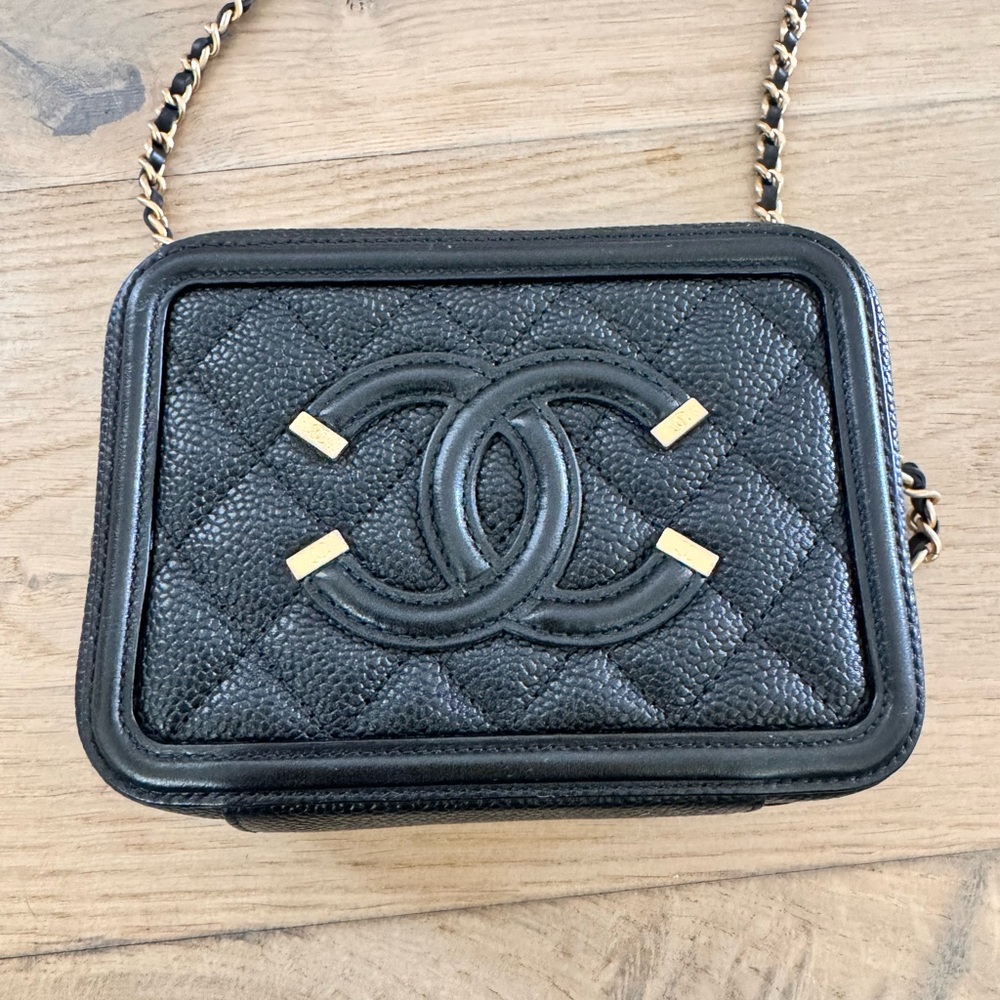 Chanel Black Filigree Caviar Quilted Crossbody Bag with Gold Hardware - Picture 2 of 11